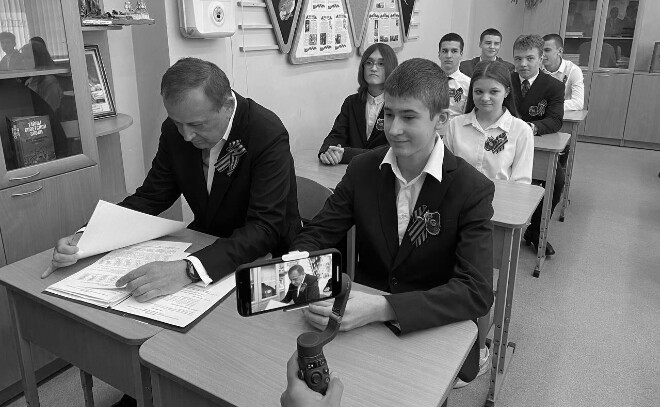 Александр Дрозденко поучаствовал в уроке мужества в школе в Кудрово